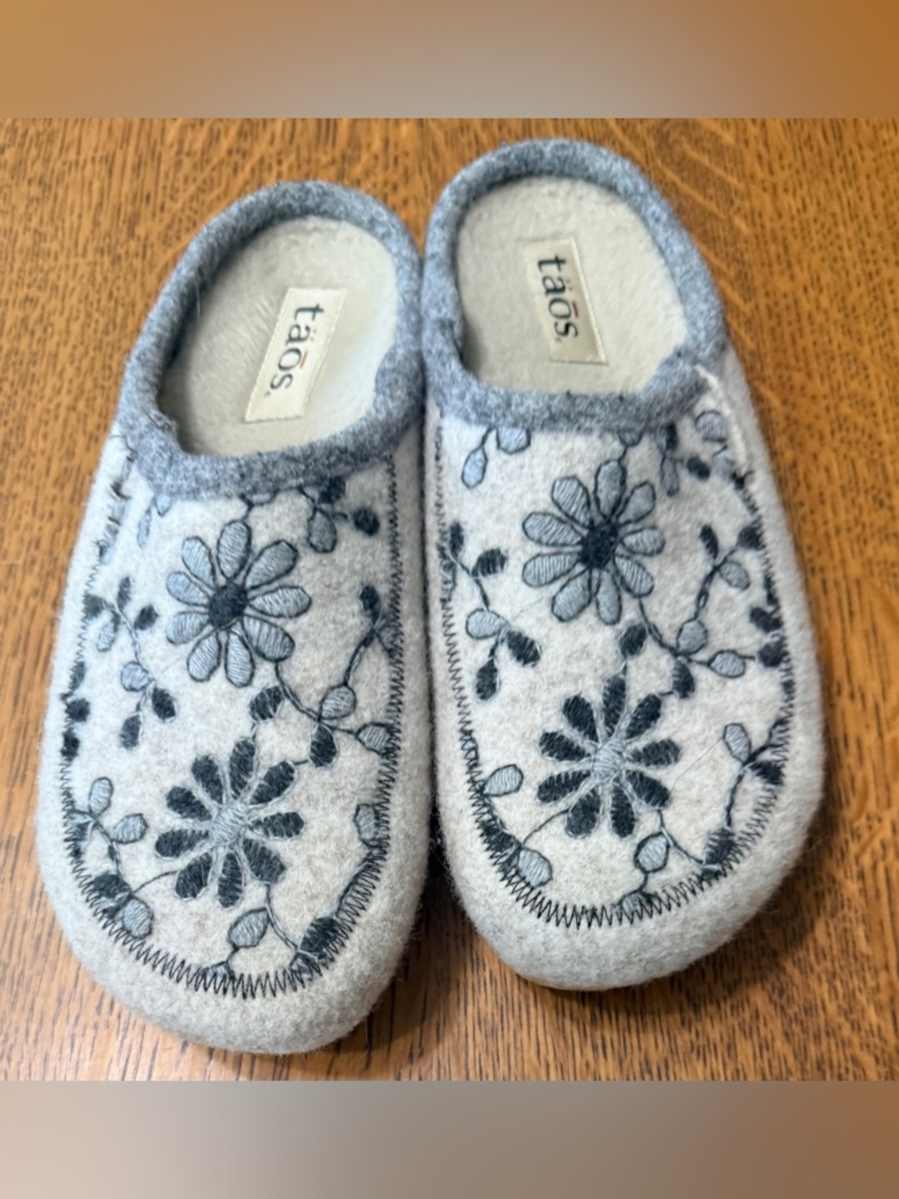 TAOS embroidered light grey wool blue flowers 39, 8-8.5 Arch wool bed Spain